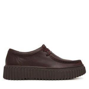 Półbuty Clarks. Brązowe półbuty Clarks, bez wzorów, bez obcasa, na płaskiej podeszwie, bez zapięcia. Za 479,99 zł.
