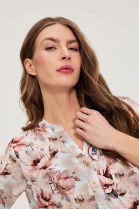 Koszula z wiskozy w kwiaty różowa. Czerwone koszule MOODO, bez wzorów, z wiskozy, bez kołnierzyka, bez ramiączek. Za 99,99 zł.