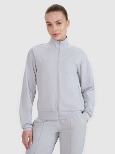 4F Bluza treningowa regular szybkoschnąca damska - szara M. Szare bluzy 4f, m, bez wzorów, z dzianiny, bez kaptura. W wyprzedaży za 129,99 zł.