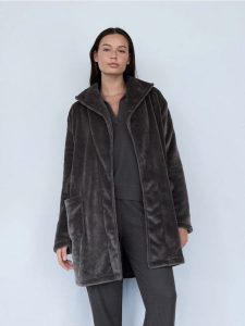 Szlafrok z paskiem - szary. Szare szlafroki Reserved, l, bez wzorów, z dzianiny, bez kaptura. W wyprzedaży za 45,99 zł.