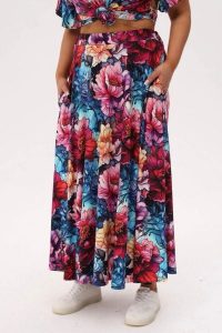 Rozkloszowana spódnica Solea MIDI w print piwonii PLUS SIZE XXL OVERSIZE. Spódnice Moda Size Plus Iwanek, na co dzień, l, bez wzorów, z bawełny, eleganckie, plus size, midi. W wyprzedaży za 229,90 zł.