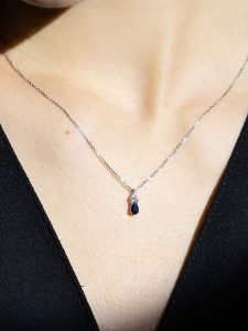 ATELIER DU DIAMANT Złota zawieszka "Larme de Saphir" z diamentami i szafirem rozmiar: onesize. Niebieskie zawieszki ATELIER DU DIAMANT, z diamentem, złote. Za 630,99 zł.