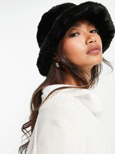 Lucky Bees Kapelusz w kolorze czarnym rozmiar: onesize. Czarne kapelusze Lucky Bees, bez wzorów, z futra. Za 100,52 zł.