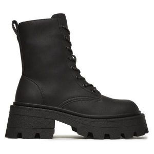Trapery ONLY. Czarne buty zimowe ONLY, bez obcasa, bez zapięcia. Za 349,99 zł.