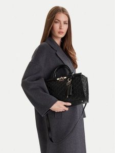 Guess Torebka Idra HWGG81 57060 Czarny. Czarne torebki klasyczne Guess, z aplikacjami, ze skóry, bez dodatków. Za 439,99 zł.