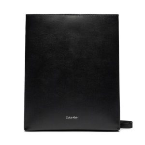 Torebka Calvin Klein. Czarne listonoszki Calvin Klein, bez wzorów, bez dodatków. Za 479,99 zł.