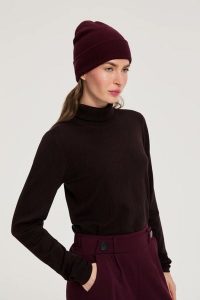 Gładka czapka burgundowa. Czerwone czapki MOODO, bez wzorów, z poliamidu. Za 39,99 zł.