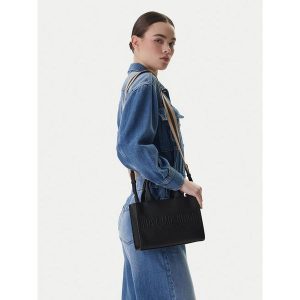 Torebka LOVE MOSCHINO. Czarne torebki klasyczne LOVE MOSCHINO, bez wzorów, bez dodatków. Za 673,99 zł.