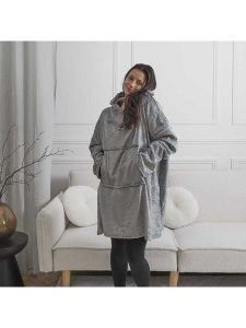 THE HOME DECO FACTORY Bluza w różnych kolorach (produkt niespodzianka) rozmiar: onesize. Bluzy THE HOME DECO FACTORY, bez wzorów, z kapturem. Za 46,95 zł.