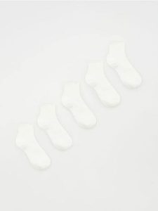 Skarpetki 5-pack - biały. Białe skarpetki Reserved, bez wzorów. Za 49,99 zł.