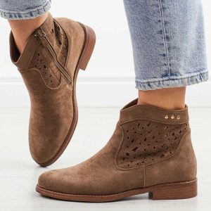 Coffee wiosenne zamszowe ażurowe botki damskie S.Barski 51-113. Brązowe botki S.BARSKI, na jesień, w ażurowe wzory, z jeansu, z okrągłym noskiem, bez obcasa, na obcasie, bez zapięcia. Za 219,00 zł.