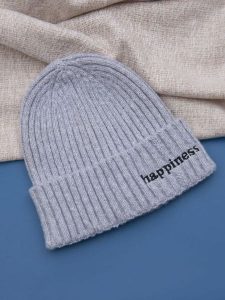 Czapka - szary. Szare czapki Sinsay, bez wzorów, z materiału. Za 25,99 zł.