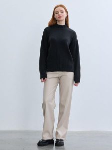 BGN Sweter w kolorze czarnym rozmiar: 34. Czarne swetry oversize BGN, bez wzorów, bez ramiączek. Za 121,99 zł.