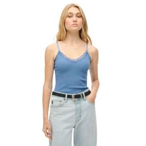 Krótki top z koronkową lamówką dla kobiet Superdry Essential. Niebieskie topy Superdry, bez wzorów, z koronki, bez kołnierzyka, bez ramiączek. W wyprzedaży za 103,30 zł.