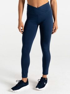 Dare 2b Legginsy sportowe "Revived II" w kolorze granatowym rozmiar: 42. Niebieskie legginsy sportowe Dare 2b, bez wzorów, z materiału, outdoorowe. Za 109,26 zł.