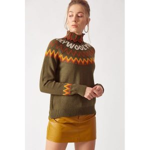 Sweter w kolorze khaki. Długie swetry marki Robin. W wyprzedaży za 169,95 zł.