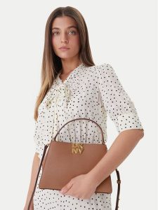 DKNY Torebka Foster R52D1L92 Brązowy. Brązowe torebki klasyczne DKNY, bez wzorów, ze skóry, bez dodatków. Za 661,99 zł.