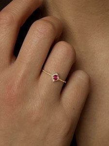 OR Carats Złoty pierścionek z kamieniem szlachetnym rozmiar: 60. Czerwone pierścionki OR Carats, z rubinem, złote. Za 782,99 zł.