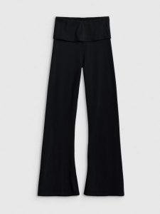 4F Legginsy z rozszerzanymi nogawkami damskie - czarne M. Czarne legginsy 4f, bez wzorów, z dzianiny. Za 129,99 zł.