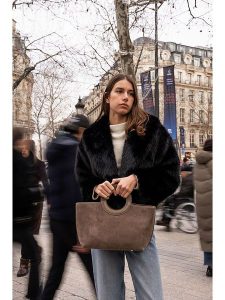 Maison héritage PARIS Skórzana torebka "Mini Saumur" w kolorze szarobrązowym - 30 x 24 x 10 cm rozmiar: onesize. Brązowe torebki klasyczne Maison héritage PARIS, bez wzorów, z materiału, przez ramię, bez dodatków. Za 304,99 zł.