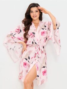 Wzorzysty szlafrok z paskiem z szerokimi rękawami - różowy. Czerwone szlafroki Sinsay, l, bez wzorów, bez kaptura. Za 59,99 zł.