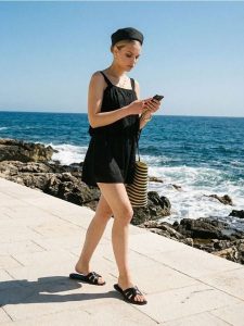 Kombinezon na ramiączkach z wiskozą i domieszką lnu - czarny. Czarne kombinezony Sinsay, l, bez wzorów, z wiskozy, bez kołnierzyka, bez ramiączek. Za 59,99 zł.