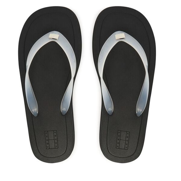 Japonki Tommy Jeans. Białe klapki Tommy Jeans, bez wzorów, z jeansu, bez obcasa. Za 329,99 zł.