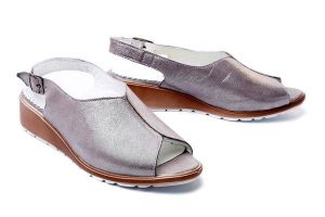 LANQIER 42C643 dark silver, sandały damskie. Szare sandały Lanqier, bez wzorów, z gumy, bez obcasa, na koturnie, bez zapięcia. Za 113,94 zł.