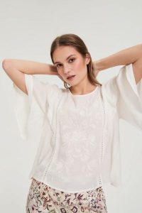 Koszula z falbaną biała. Białe koszule MOODO, l, bez wzorów, z poliesteru, bez kołnierzyka, bez ramiączek. Za 119,99 zł.