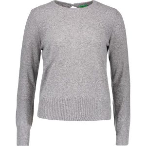 Sweter w kolorze szarym. Szare swetry klasyczne marki Benetton, z kaszmiru, z dekoltem na plecach. W wyprzedaży za 79,95 zł.