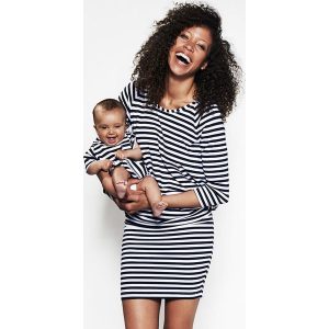 Sukienka w kolorze czarno-białym do karmienia. Białe sukienki marki Cool Mama, w paski, z okrągłym kołnierzem. W wyprzedaży za 109,95 zł.