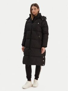 Guess Kurtka zimowa V5BL08 WGLW2 Czarny Regular Fit. Czarne kurtki Guess, na zimę, s, z aplikacjami, z syntetyku, bez kaptura. Za 589,99 zł.