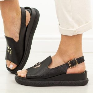 Czarne skórzane sandały damskie T.Sokolski 476. Czarne sandały Sokolski, bez wzorów, z jeansu, bez obcasa, na platformie, bez zapięcia. W wyprzedaży za 192,72 zł.