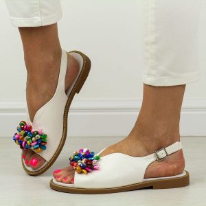 Białe płaskie sandały damskie Filippo Ds6230/26. Białe sandały Filippo, z aplikacjami, ze skóry, bez obcasa, na płaskiej podeszwie, bez zapięcia. Za 159,00 zł.