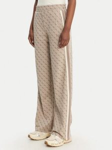 Guess Spodnie dresowe V6GB04 K2955 Beżowy Regular Fit. Brązowe spodnie dresowe Guess, xxs, z aplikacjami, z bawełny. Za 474,99 zł.