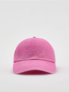 Czapka z daszkiem - różowy. Czerwone czapki Reserved, bez wzorów. W wyprzedaży za 35,99 zł.