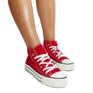 Czerwone wysokie trampki na grubej podeszwie Bagy. Czerwone trampki bez wzorów, bez zapięcia. Za 118,17 zł.