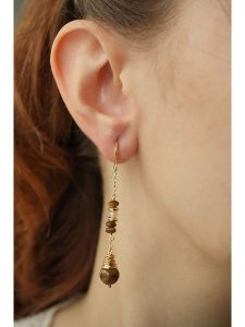 Pierres delicates Pozłacane kolczyki z tygrysim okiem rozmiar: onesize. Brązowe kolczyki Pierres delicates, pozłacane. Za 43,99 zł.