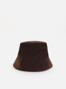 Kapelusz bucket z imitacji zamszu - ciemnobrązowy. Brązowe kapelusze Reserved, bez wzorów. Za 69,99 zł.