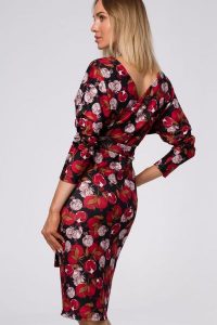 Dopasowana sukienka dzianinowa z kopertową górą i nadrukiem. Sukienki Sukienki.shop, s, bez wzorów, z dzianiny, eleganckie, bez kołnierzyka, bez ramiączek, dopasowane. W wyprzedaży za 223,00 zł.
