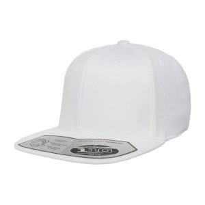 110 Czapka Z Daszkiem Typu Snapback. Białe czapki FLEXFIT, bez wzorów. Za 119,99 zł.