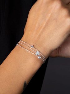 Heliophilia Srebrna bransoletka z elementami ozdobnymi rozmiar: onesize. Szare bransoletki Heliophilia, z cyrkonią, srebrne. Za 78,45 zł.