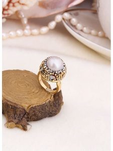 L'Atelier de Gaia Pozłacany pierścionek z perłą i cyrkoniami rozmiar: onesize. Białe pierścionki L'Atelier de Gaia, z cyrkonią, pozłacane. Za 43,99 zł.