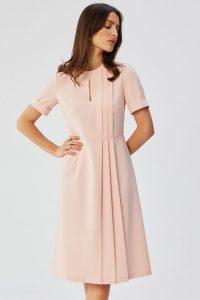 Elegancka sukienka midi z ozdobnymi zakładkami pudrowy róż. Czerwone sukienki Stylove, m, bez wzorów, eleganckie, bez kołnierzyka, bez ramiączek, midi. Za 249,00 zł.