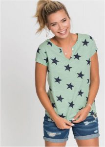 Bawełniany T-shirt we wzór w gwiazdki. Niebieskie t-shirty bonprix, bez wzorów, z bawełny, bez kołnierzyka, bez ramiączek. Za 64,99 zł.