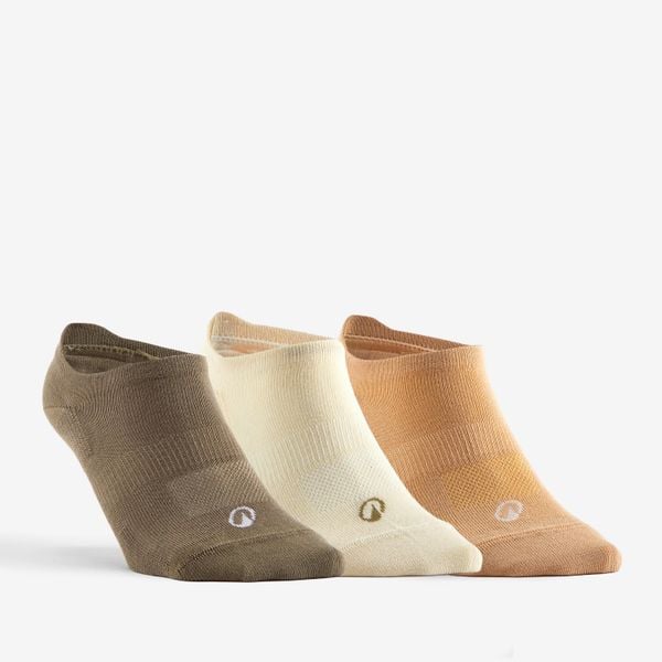 Skarpety sportowe tenis RS160 Lowedge niskie 3 pary. Białe skarpetki DECATHLON, bez wzorów, z bawełny. Za 29,99 zł.