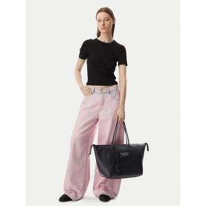 Torebka Tommy Jeans. Czarne torebki klasyczne Tommy Jeans, bez wzorów, z jeansu, bez dodatków. Za 529,99 zł.