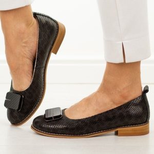 Czarne skórzane półbuty damskie Cambell 19456. Czarne balerinki Cambell, z aplikacjami, z jeansu, z okrągłym noskiem, bez obcasa, na obcasie, bez zapięcia. Za 229,00 zł.