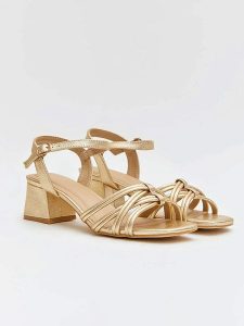 Bellucci Sandały w kolorze złotym rozmiar: 38. Żółte sandały Bellucci, bez wzorów, z otwartym noskiem, bez obcasa, na koturnie, bez zapięcia. Za 162,49 zł.