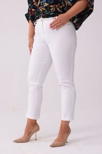 Casualowe białe spodnie cygaretki Bruna w kant OVERSIZE XXL. Białe chinosy Moda Size Plus Iwanek, bez wzorów, z bawełny, krótkie. Za 199,90 zł.